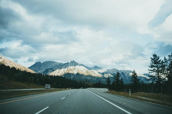 La différence entre un système de navigation intégrée et un GPS portable